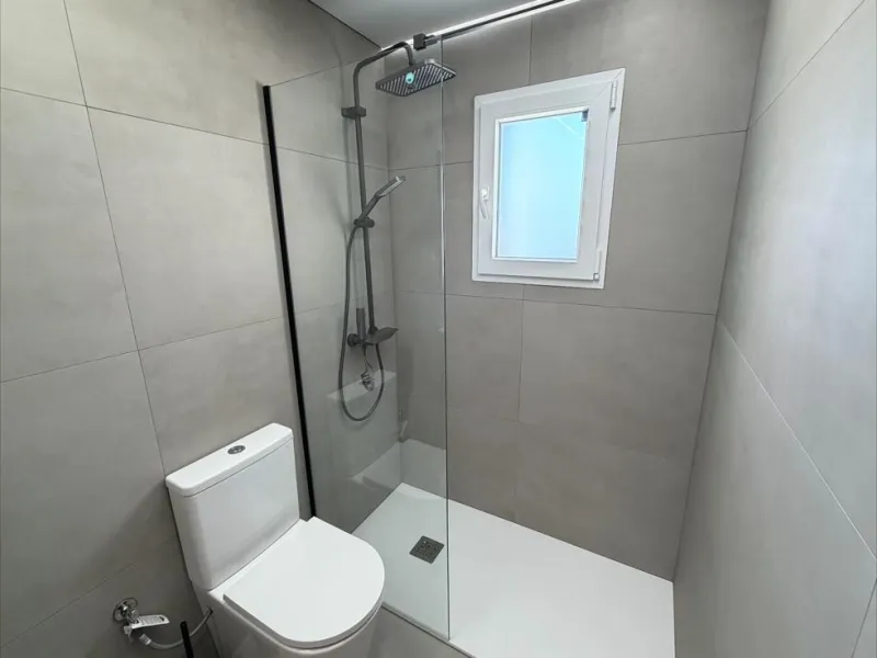 ADOSADO TOTALMENTE REFORMADO DE 2 DORMITORIOS CON SOLARIUM Y PISCINA EN TORREVIEJA
