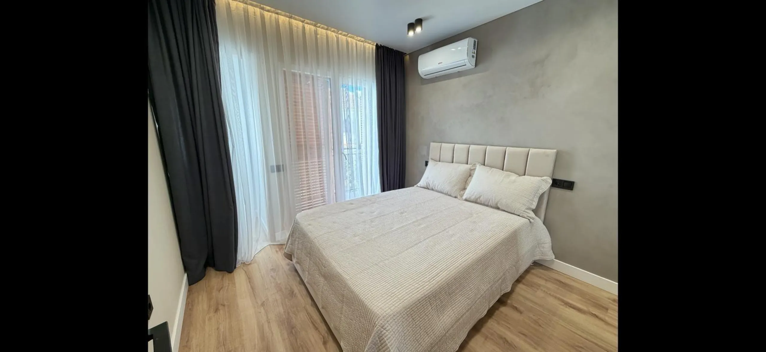 ADOSADO TOTALMENTE REFORMADO DE 2 DORMITORIOS CON SOLARIUM Y PISCINA EN TORREVIEJA