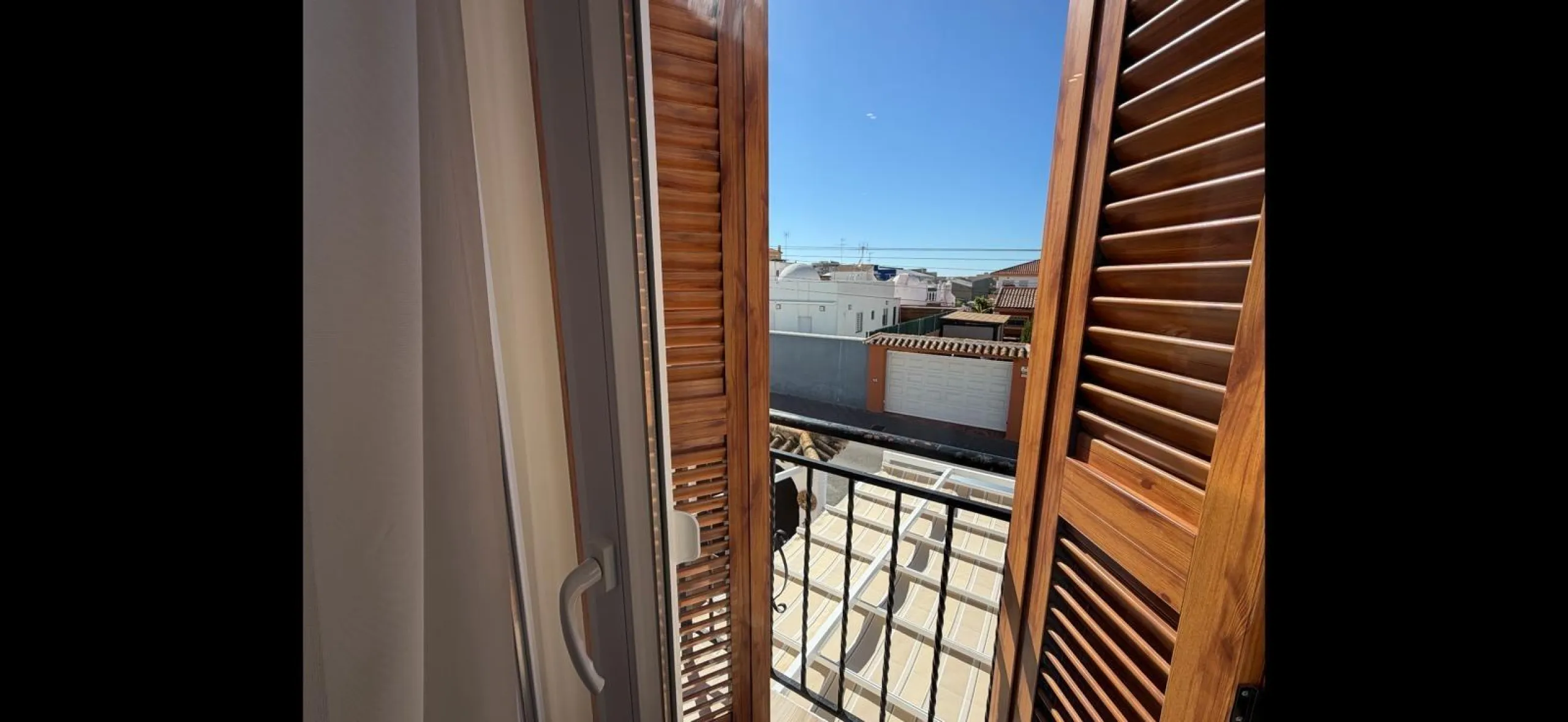 ADOSADO TOTALMENTE REFORMADO DE 2 DORMITORIOS CON SOLARIUM Y PISCINA EN TORREVIEJA