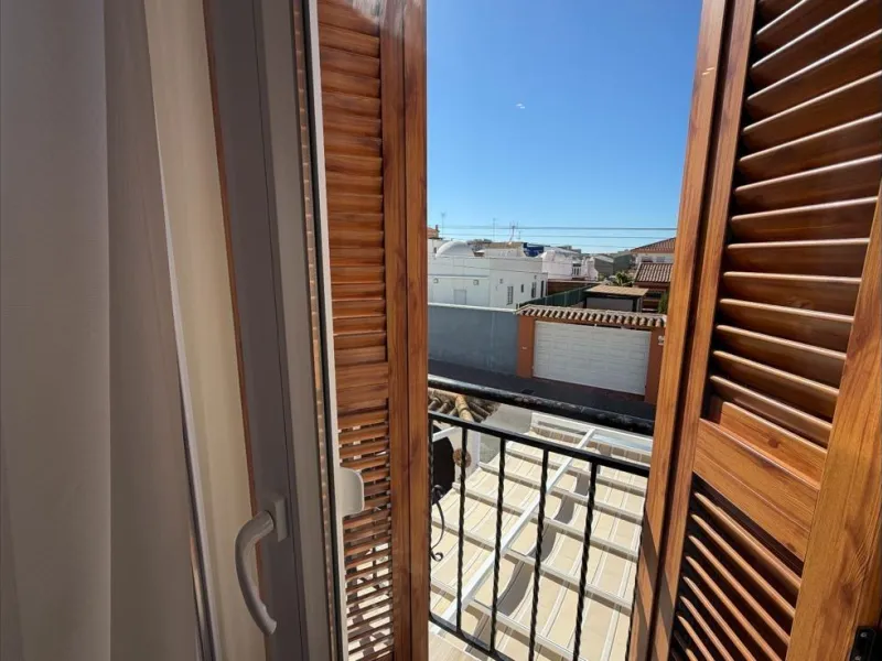 ADOSADO TOTALMENTE REFORMADO DE 2 DORMITORIOS CON SOLARIUM Y PISCINA EN TORREVIEJA