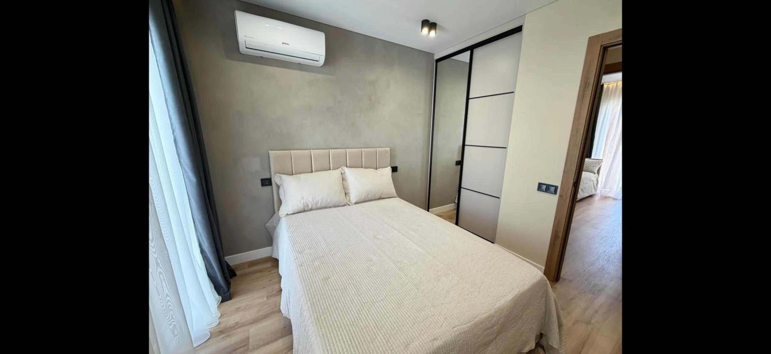 ADOSADO TOTALMENTE REFORMADO DE 2 DORMITORIOS CON SOLARIUM Y PISCINA EN TORREVIEJA