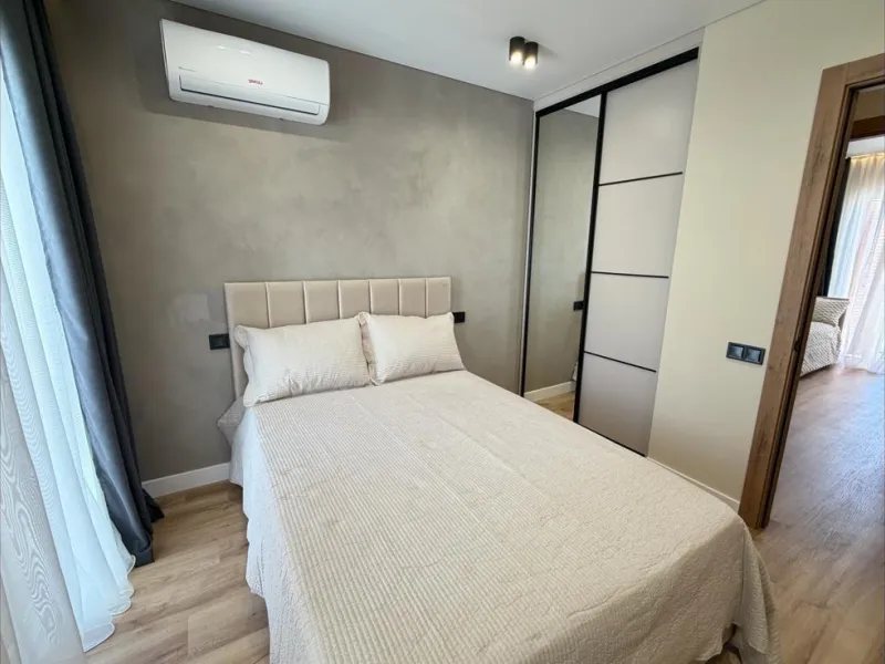 ADOSADO TOTALMENTE REFORMADO DE 2 DORMITORIOS CON SOLARIUM Y PISCINA EN TORREVIEJA