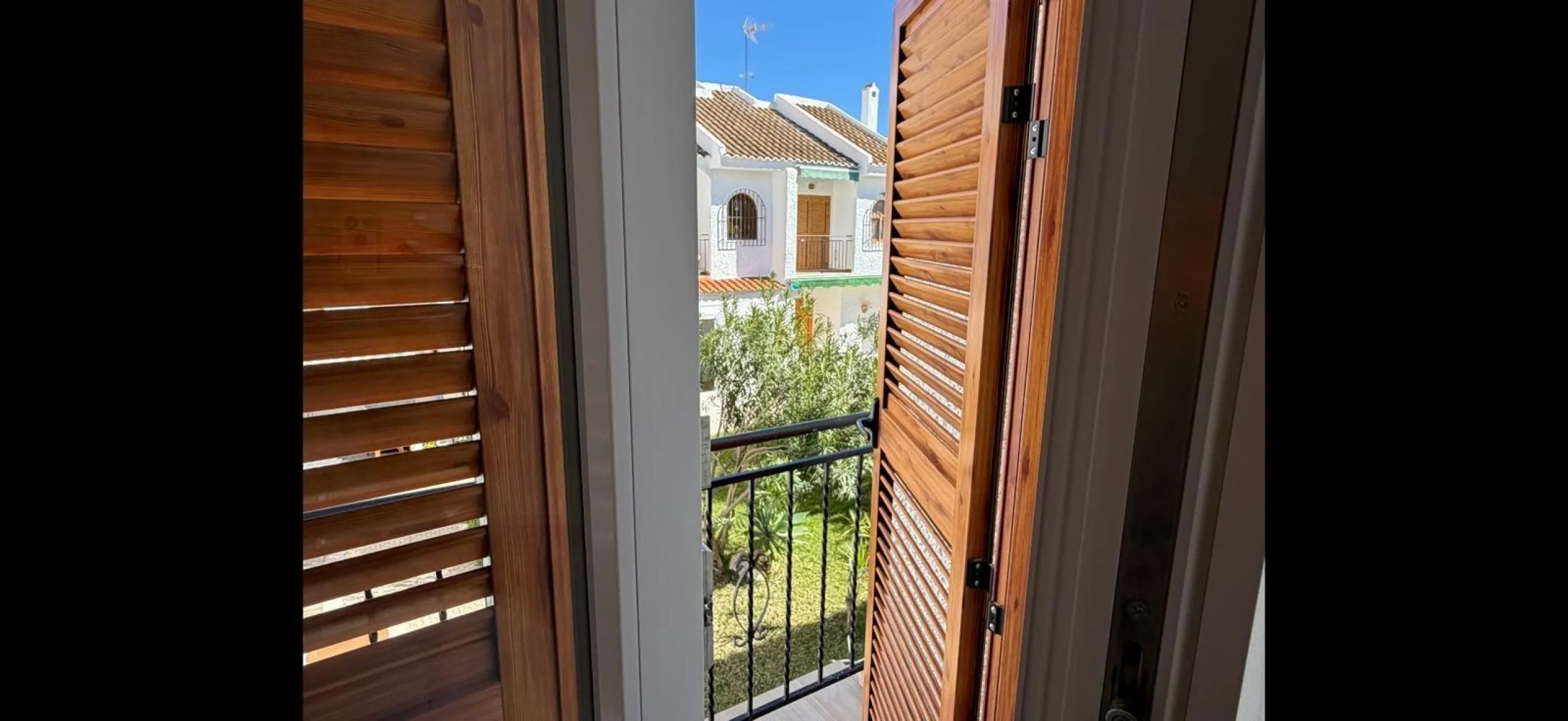 ADOSADO TOTALMENTE REFORMADO DE 2 DORMITORIOS CON SOLARIUM Y PISCINA EN TORREVIEJA