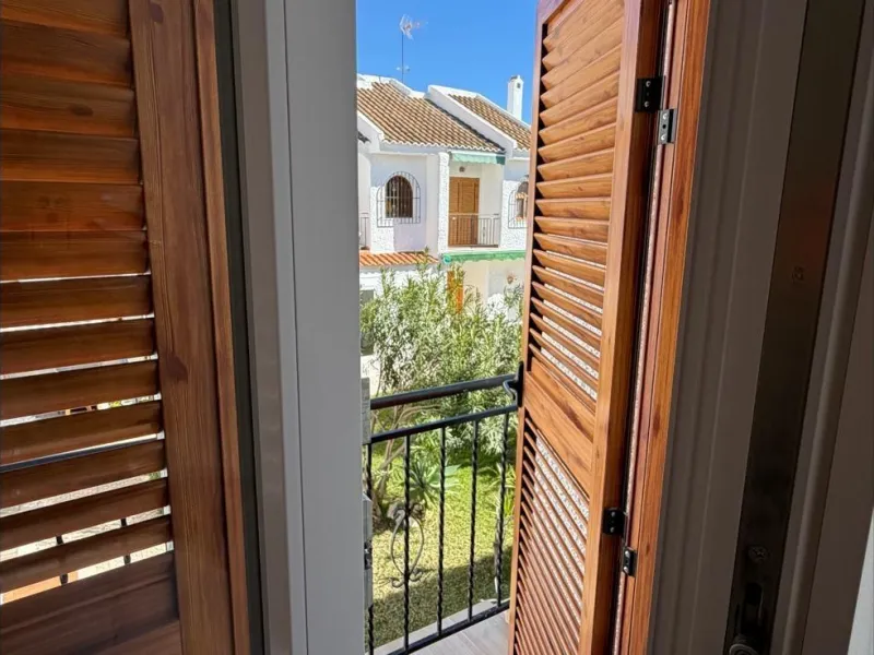 ADOSADO TOTALMENTE REFORMADO DE 2 DORMITORIOS CON SOLARIUM Y PISCINA EN TORREVIEJA