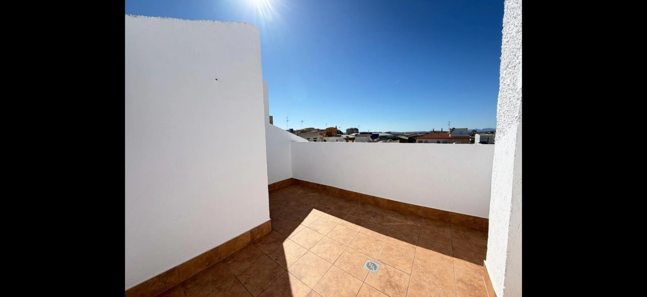 ADOSADO TOTALMENTE REFORMADO DE 2 DORMITORIOS CON SOLARIUM Y PISCINA EN TORREVIEJA