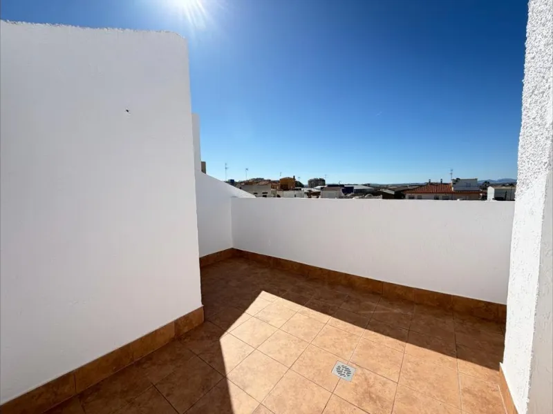 ADOSADO TOTALMENTE REFORMADO DE 2 DORMITORIOS CON SOLARIUM Y PISCINA EN TORREVIEJA