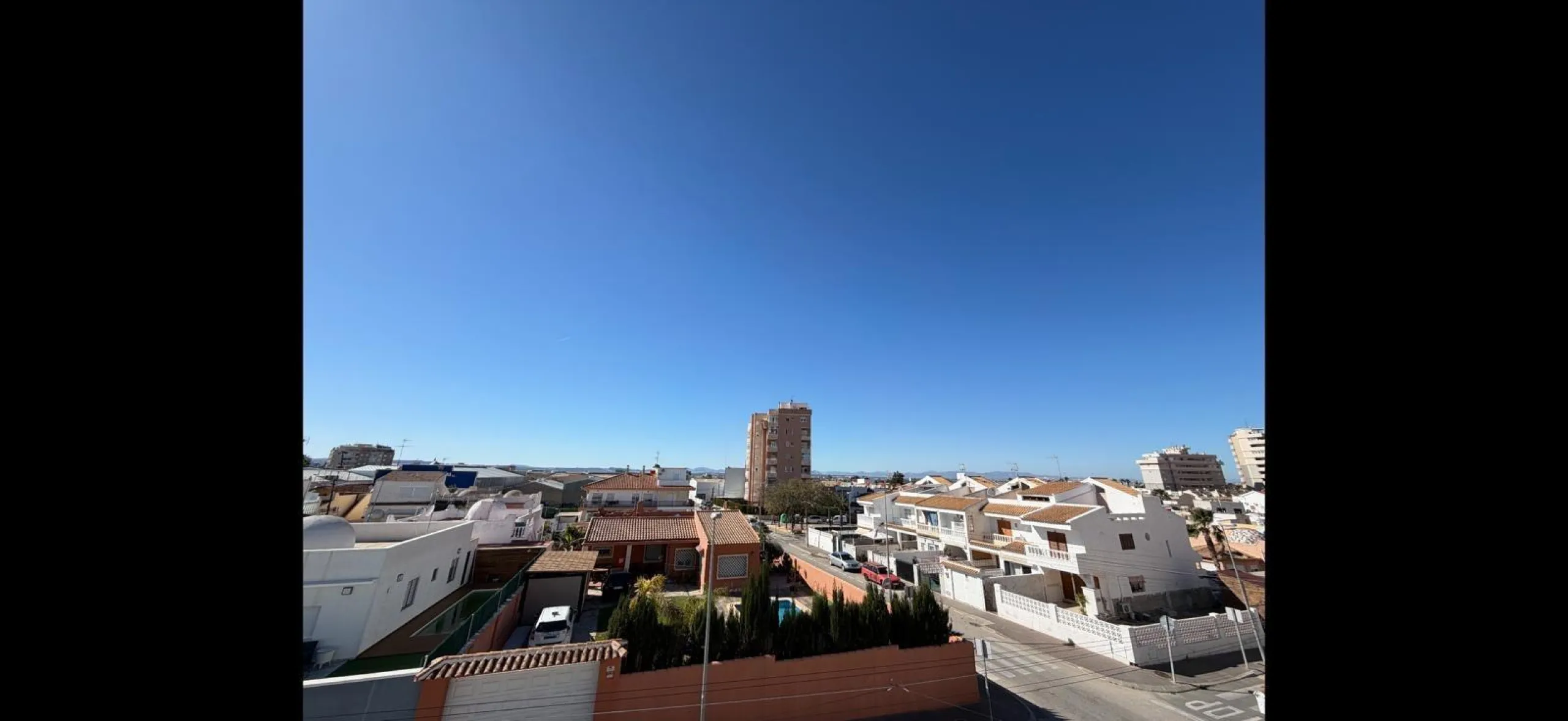 ADOSADO TOTALMENTE REFORMADO DE 2 DORMITORIOS CON SOLARIUM Y PISCINA EN TORREVIEJA