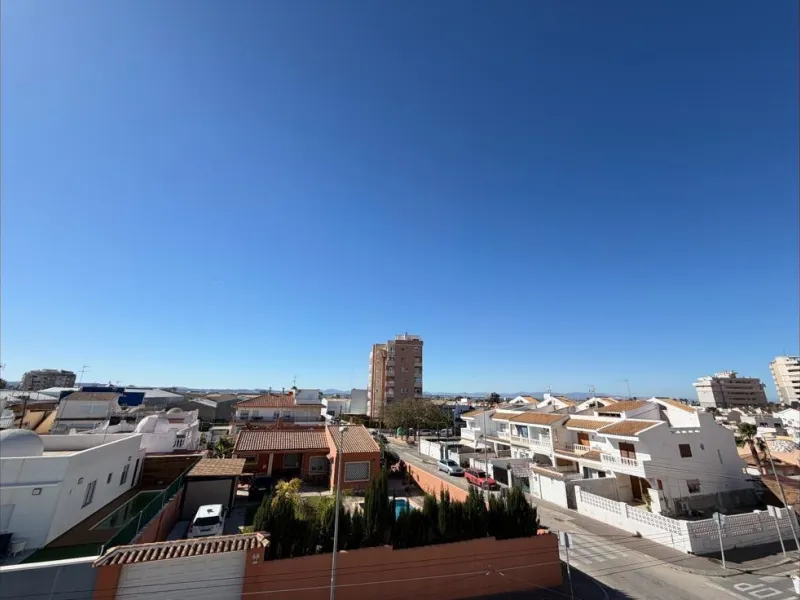 ADOSADO TOTALMENTE REFORMADO DE 2 DORMITORIOS CON SOLARIUM Y PISCINA EN TORREVIEJA