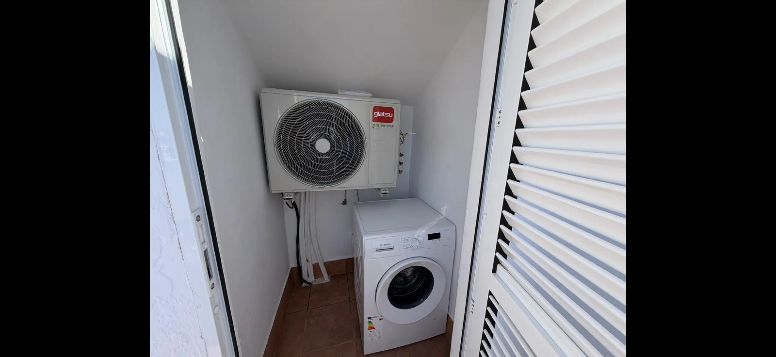 ADOSADO TOTALMENTE REFORMADO DE 2 DORMITORIOS CON SOLARIUM Y PISCINA EN TORREVIEJA