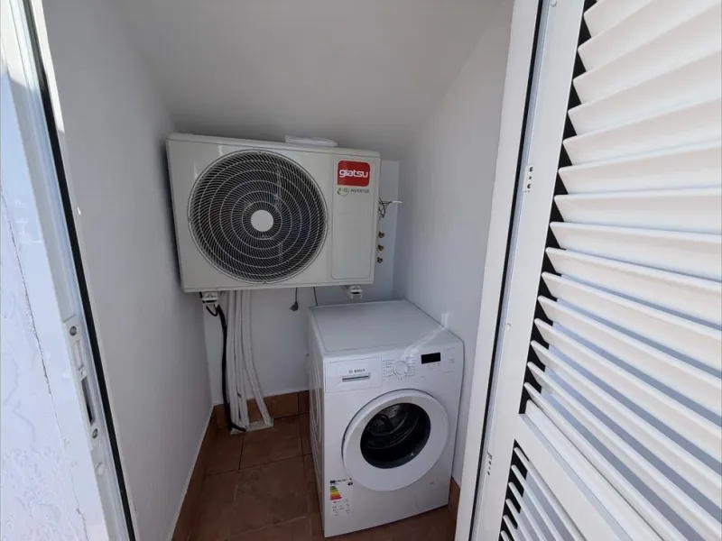 ADOSADO TOTALMENTE REFORMADO DE 2 DORMITORIOS CON SOLARIUM Y PISCINA EN TORREVIEJA
