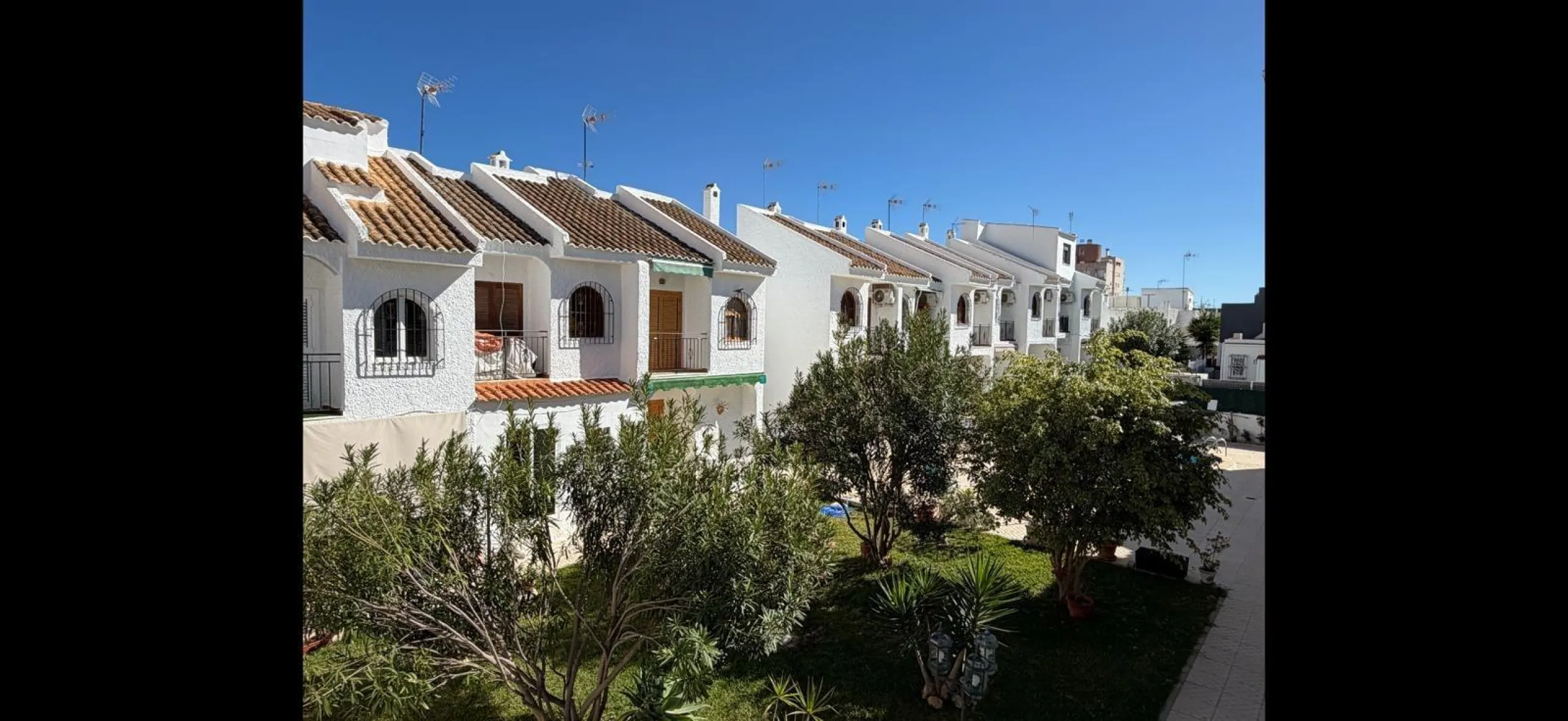 ADOSADO TOTALMENTE REFORMADO DE 2 DORMITORIOS CON SOLARIUM Y PISCINA EN TORREVIEJA