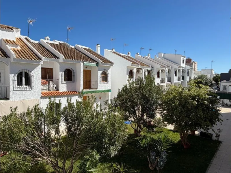 ADOSADO TOTALMENTE REFORMADO DE 2 DORMITORIOS CON SOLARIUM Y PISCINA EN TORREVIEJA