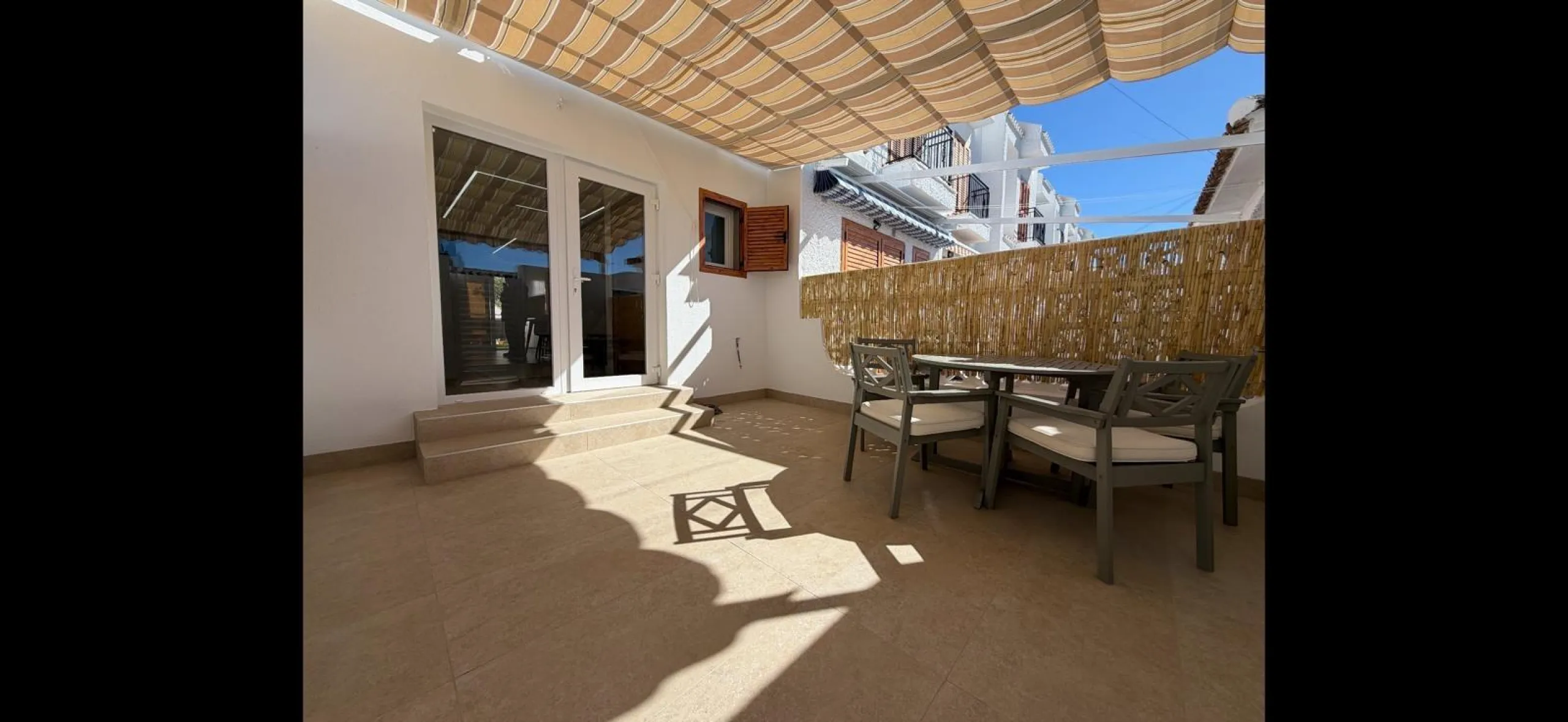 ADOSADO TOTALMENTE REFORMADO DE 2 DORMITORIOS CON SOLARIUM Y PISCINA EN TORREVIEJA