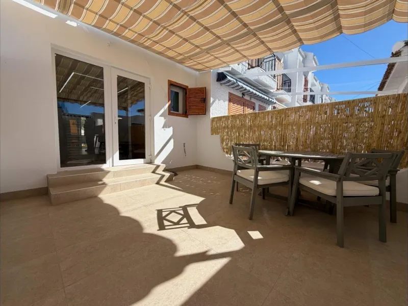 ADOSADO TOTALMENTE REFORMADO DE 2 DORMITORIOS CON SOLARIUM Y PISCINA EN TORREVIEJA