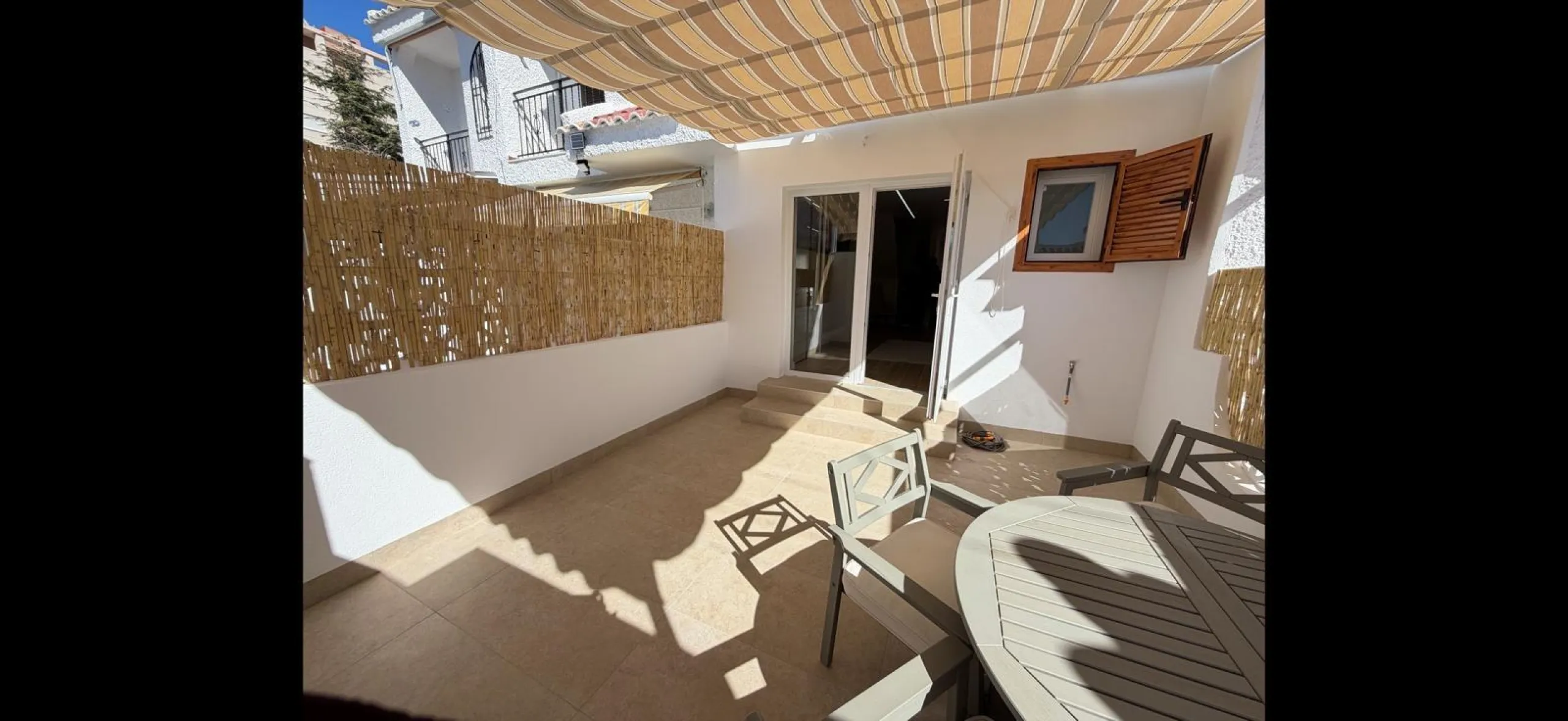 ADOSADO TOTALMENTE REFORMADO DE 2 DORMITORIOS CON SOLARIUM Y PISCINA EN TORREVIEJA