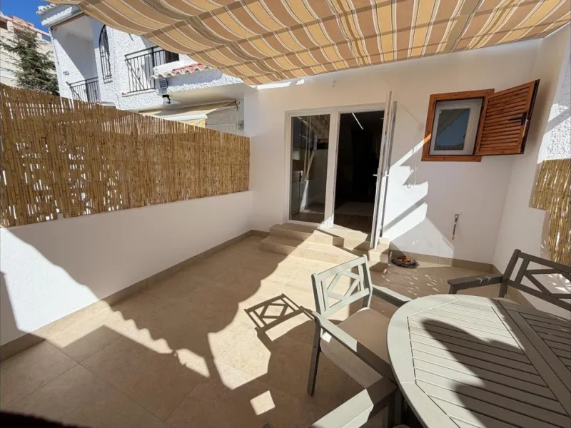 ADOSADO TOTALMENTE REFORMADO DE 2 DORMITORIOS CON SOLARIUM Y PISCINA EN TORREVIEJA
