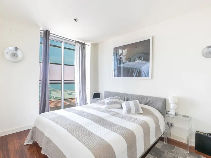 Ático con terraza, jacuzzi y vistas al mar en Diagonal Mar, Barcelona