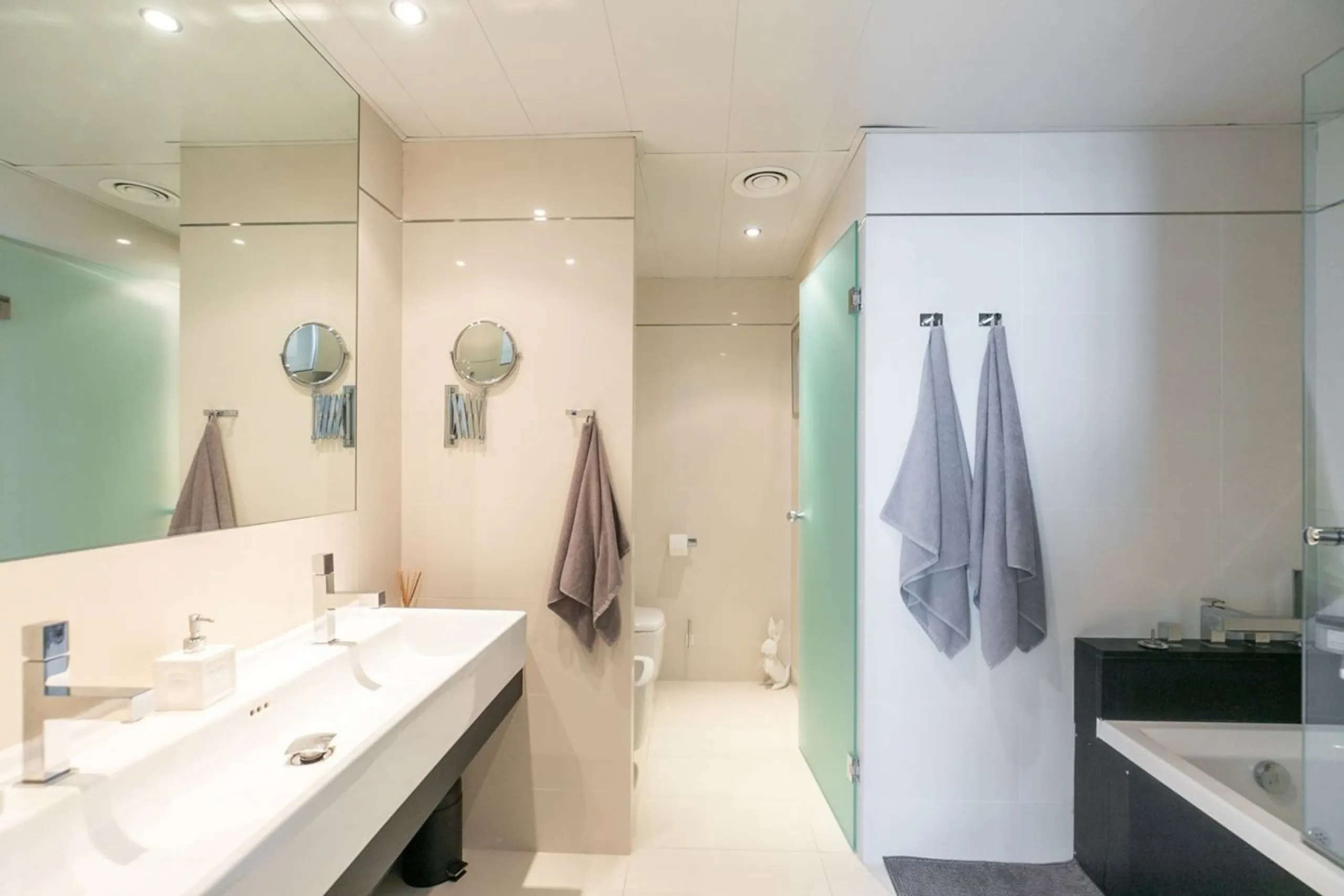 Ático con terraza, jacuzzi y vistas al mar en Diagonal Mar, Barcelona