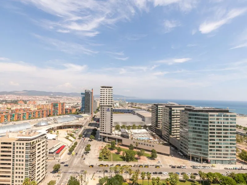 Ático con terraza, jacuzzi y vistas al mar en Diagonal Mar, Barcelona