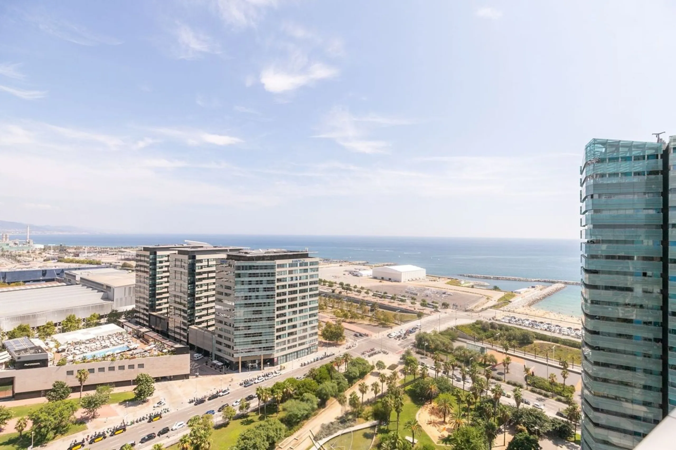 Ático con terraza, jacuzzi y vistas al mar en Diagonal Mar, Barcelona