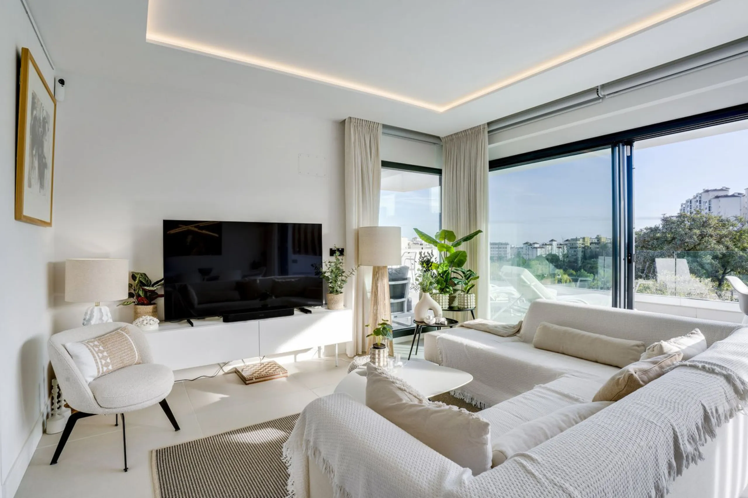 Modernes Apartment mit 3 Schlafzimmern und außergewöhnlicher privater Terrasse mit 85 m² – Las Mesas, Estepona