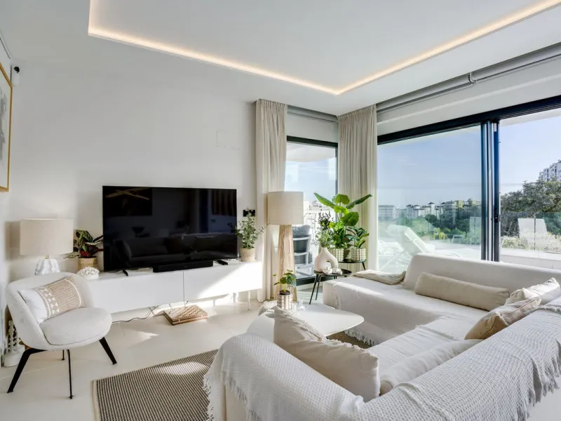 Modernes Apartment mit 3 Schlafzimmern und außergewöhnlicher privater Terrasse mit 85 m² – Las Mesas, Estepona