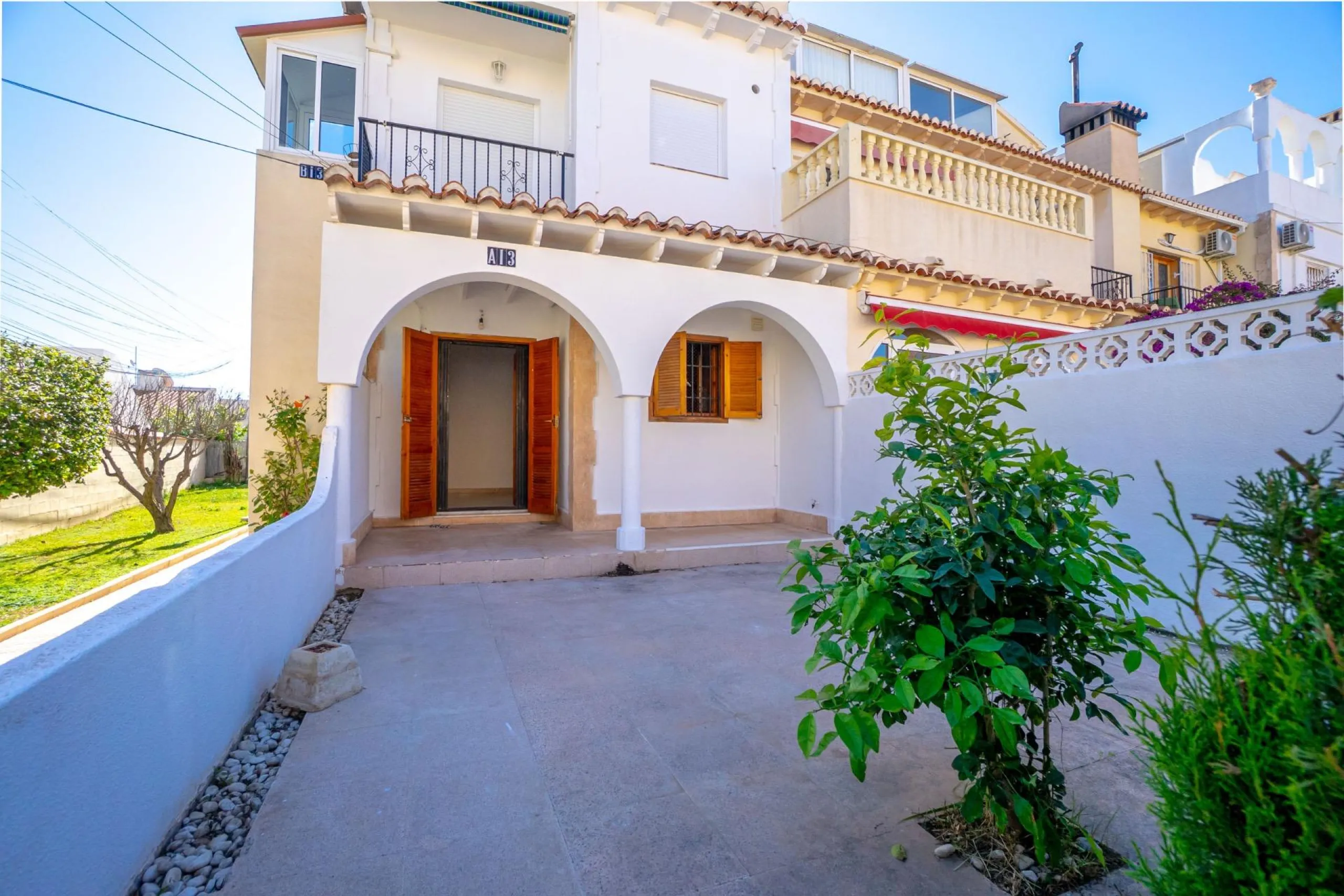 Bungalow on the ground floor with private garden and independent entrance in a residential complex with communal pool