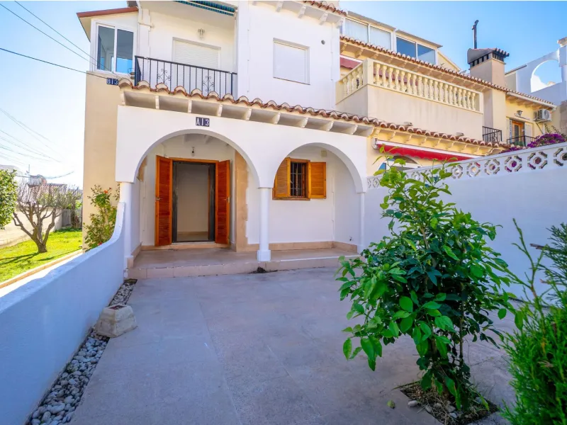 Bungalow on the ground floor with private garden and independent entrance in a residential complex with communal pool