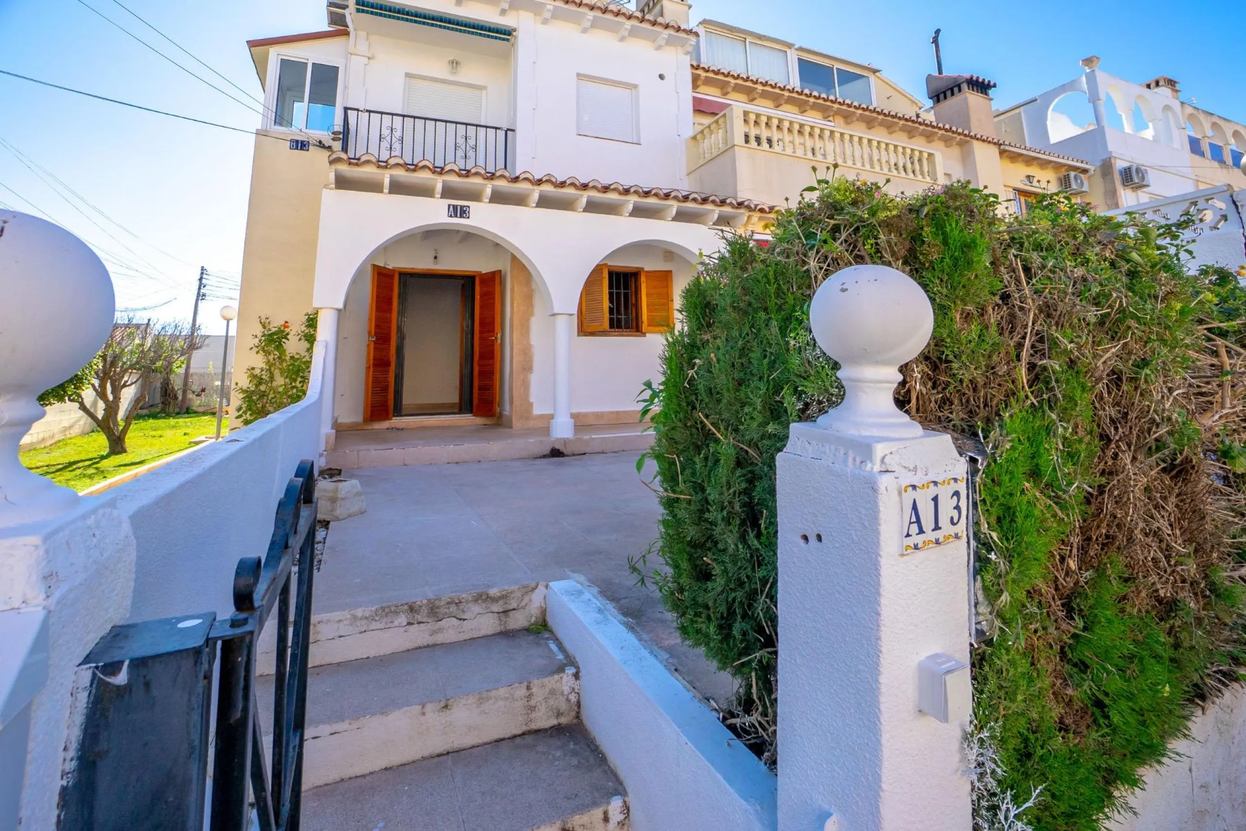 Bungalow on the ground floor with private garden and independent entrance in a residential complex with communal pool