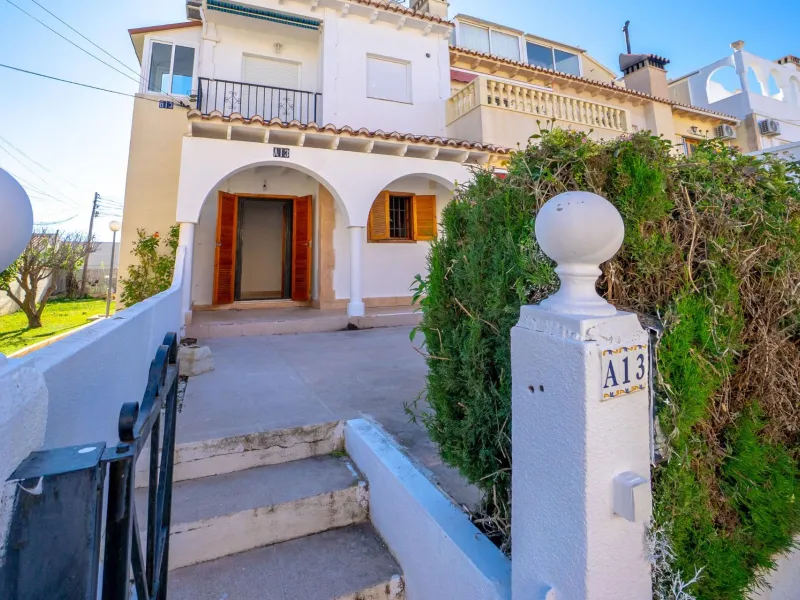 Bungalow on the ground floor with private garden and independent entrance in a residential complex with communal pool