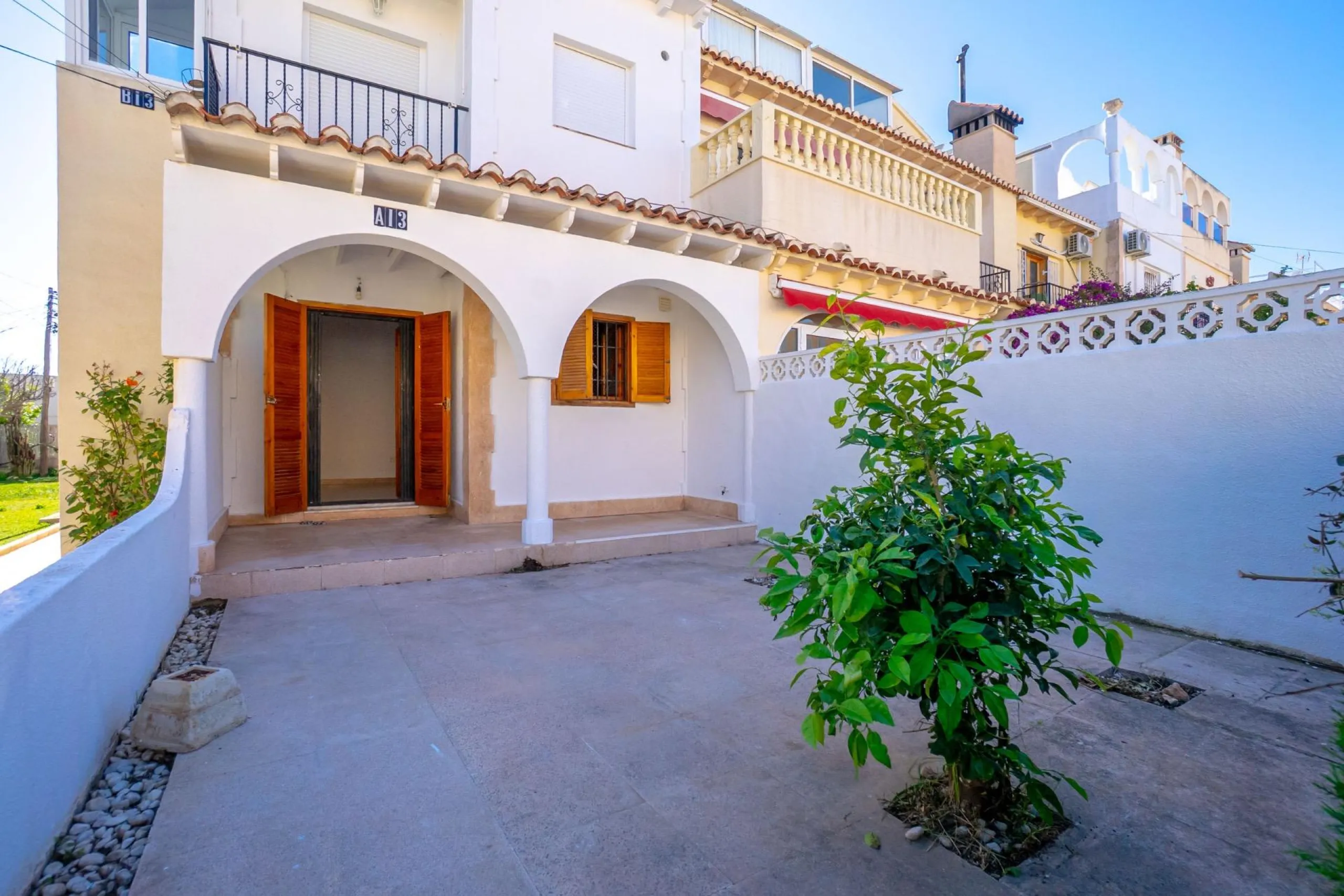 Bungalow on the ground floor with private garden and independent entrance in a residential complex with communal pool