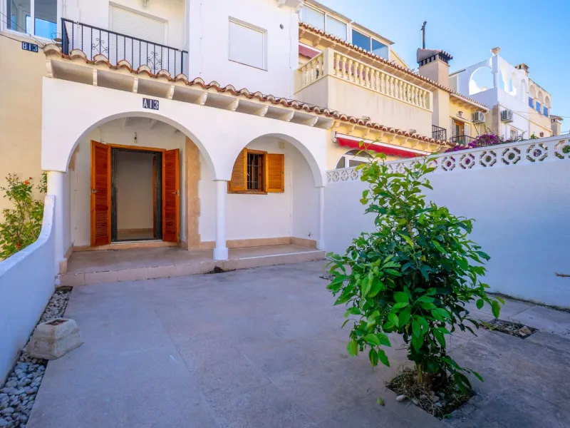 Bungalow on the ground floor with private garden and independent entrance in a residential complex with communal pool