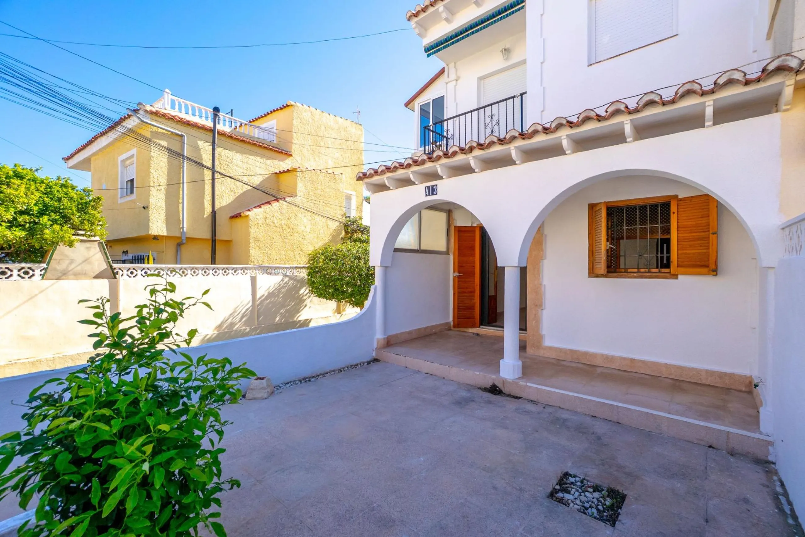 Bungalow on the ground floor with private garden and independent entrance in a residential complex with communal pool