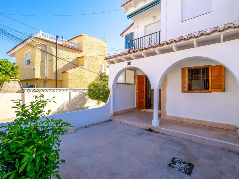 Bungalow on the ground floor with private garden and independent entrance in a residential complex with communal pool