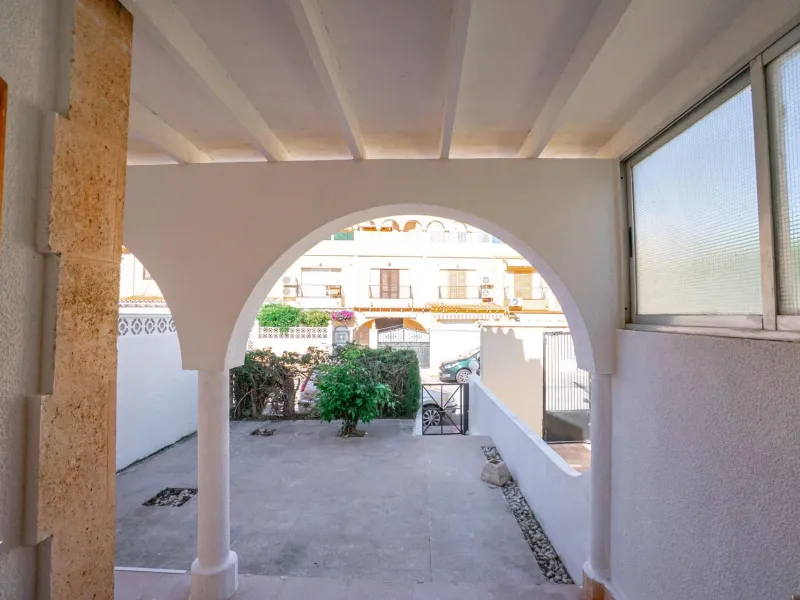 Bungalow on the ground floor with private garden and independent entrance in a residential complex with communal pool