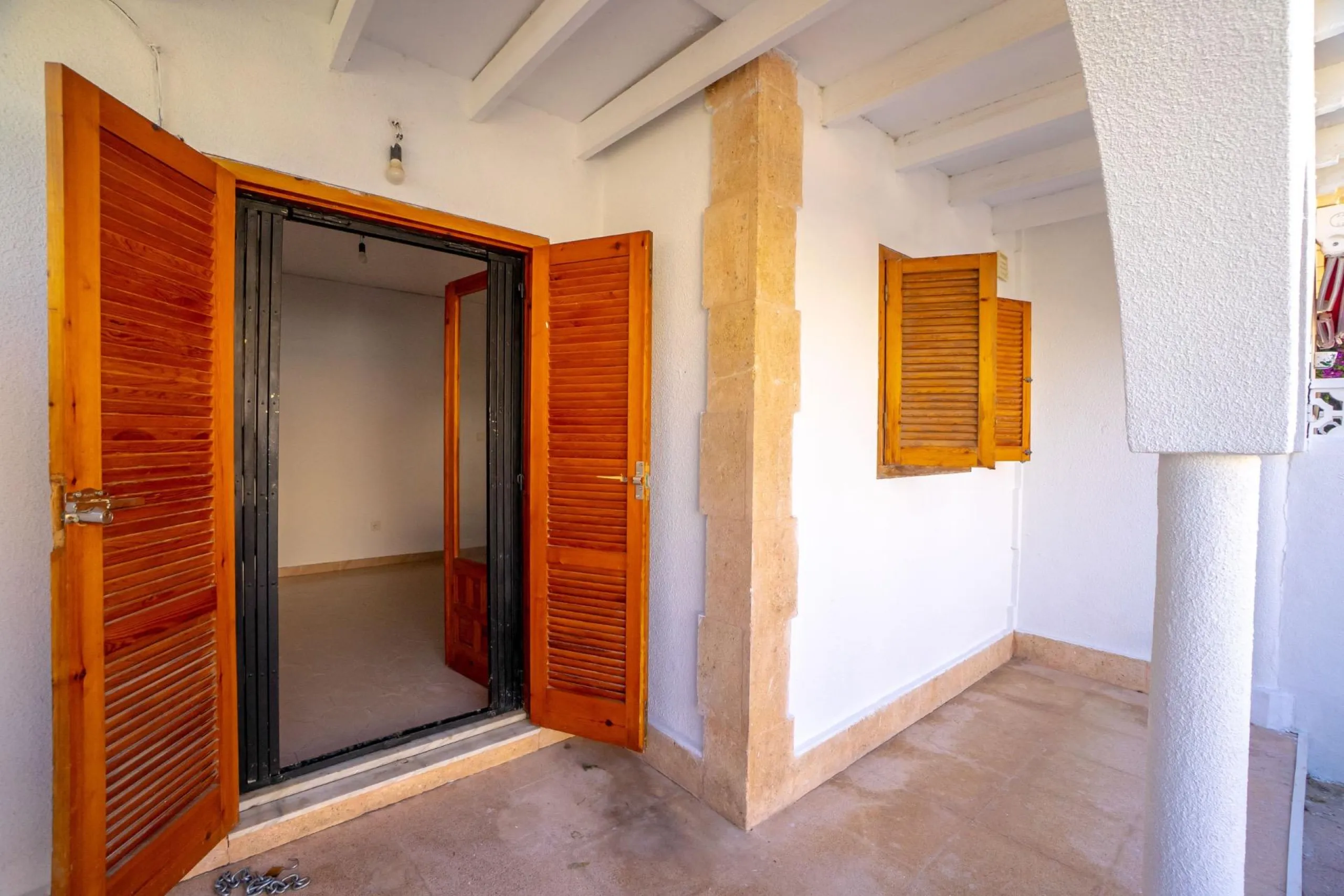 Bungalow on the ground floor with private garden and independent entrance in a residential complex with communal pool