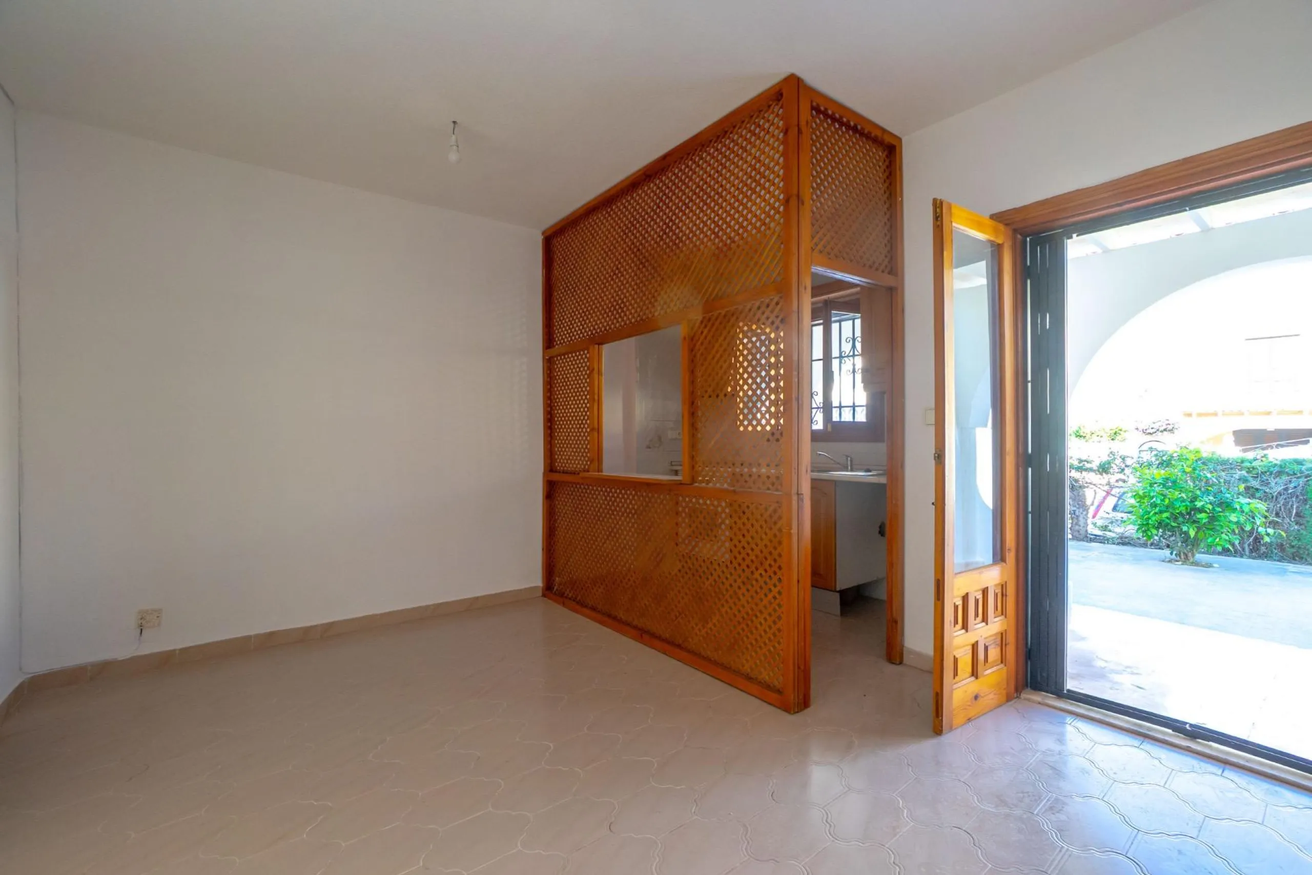 Bungalow on the ground floor with private garden and independent entrance in a residential complex with communal pool