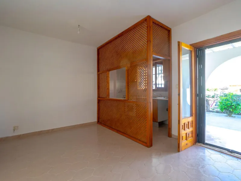 Bungalow on the ground floor with private garden and independent entrance in a residential complex with communal pool