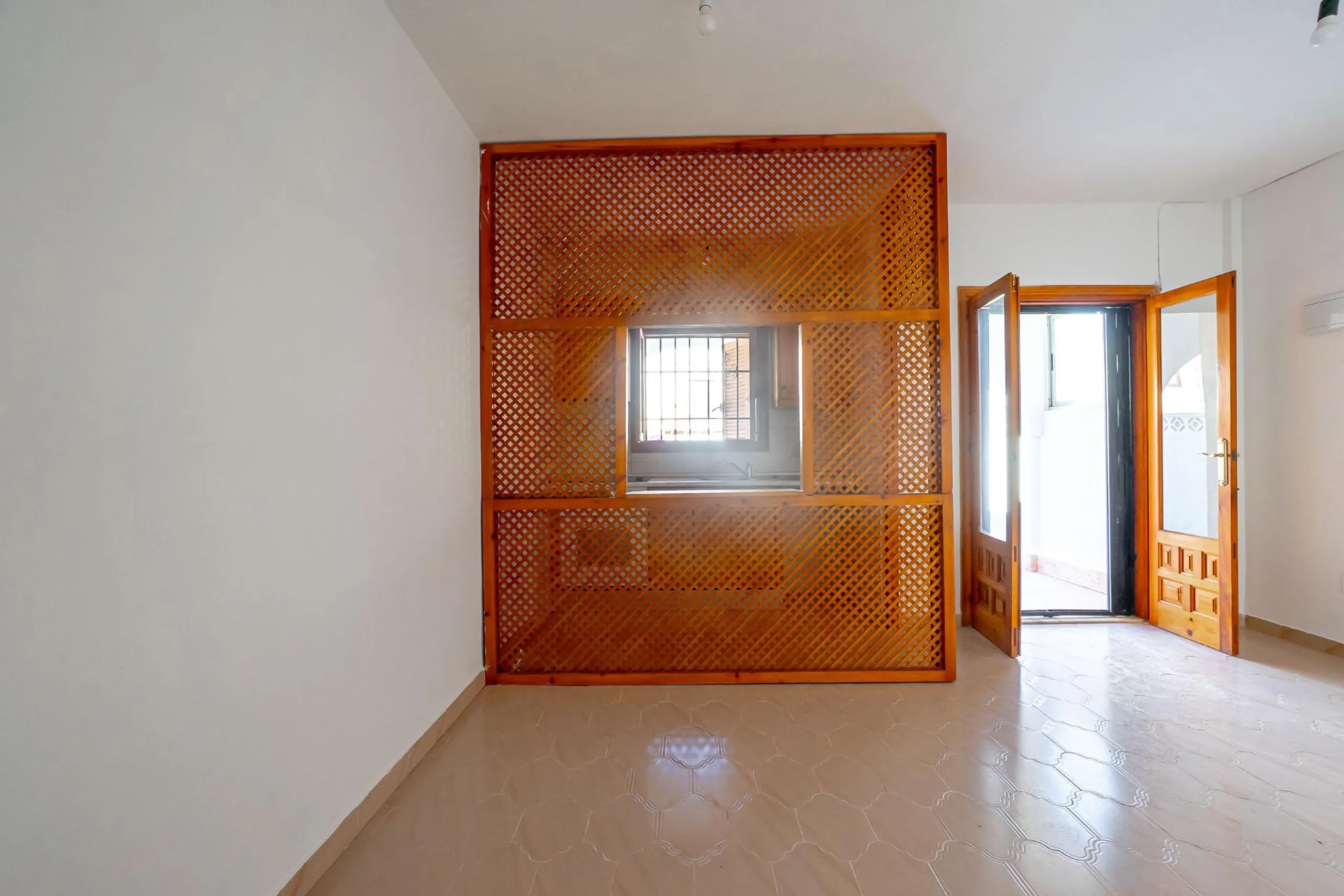 Bungalow on the ground floor with private garden and independent entrance in a residential complex with communal pool