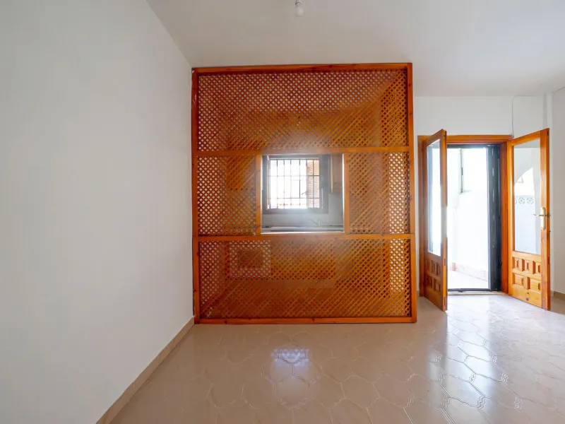 Bungalow on the ground floor with private garden and independent entrance in a residential complex with communal pool