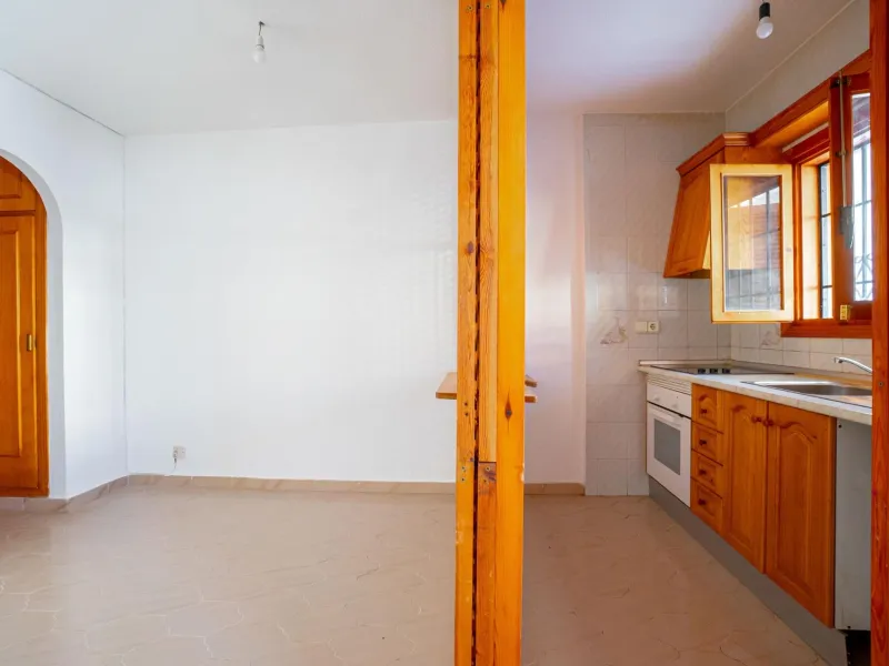 Bungalow on the ground floor with private garden and independent entrance in a residential complex with communal pool