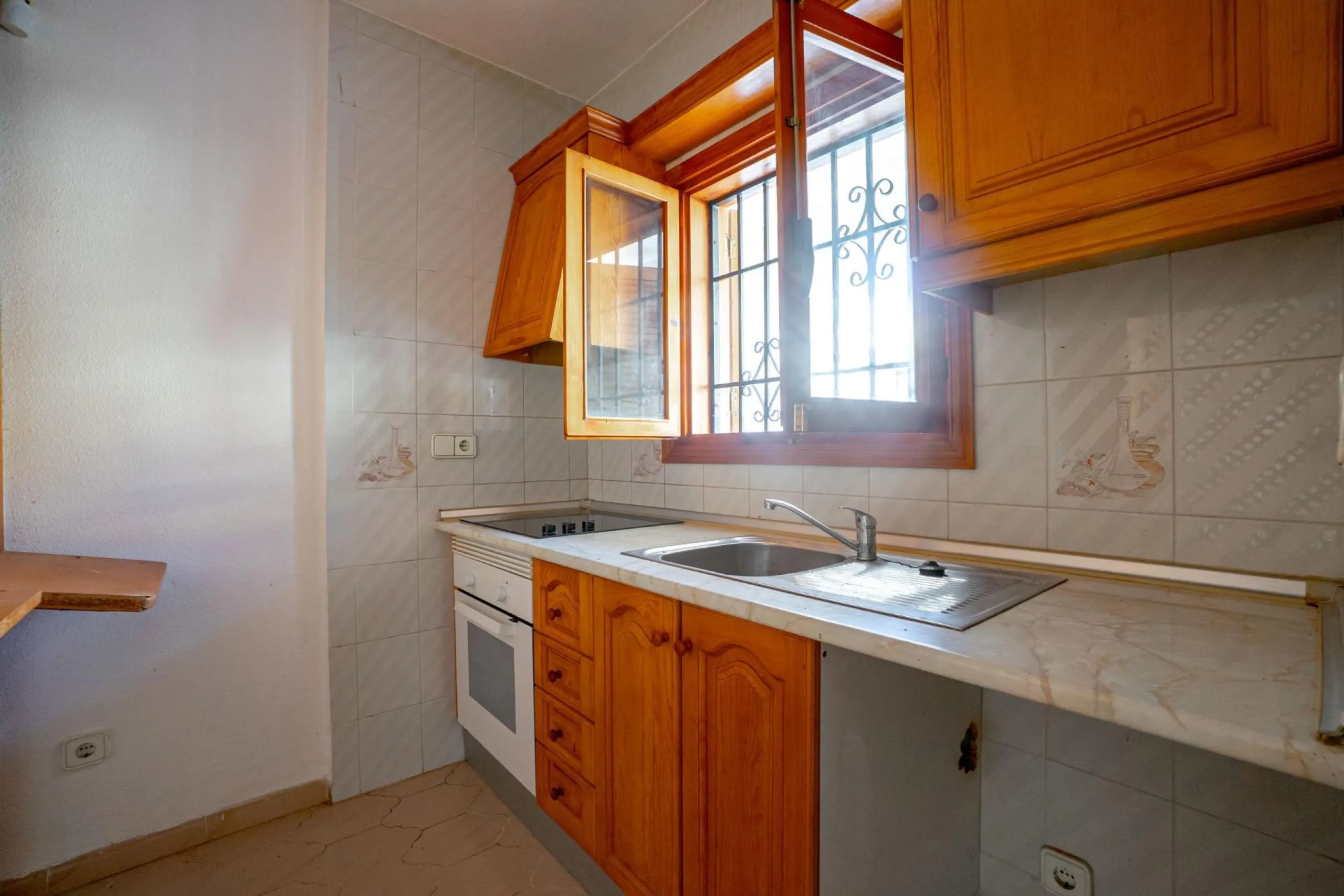 Bungalow on the ground floor with private garden and independent entrance in a residential complex with communal pool