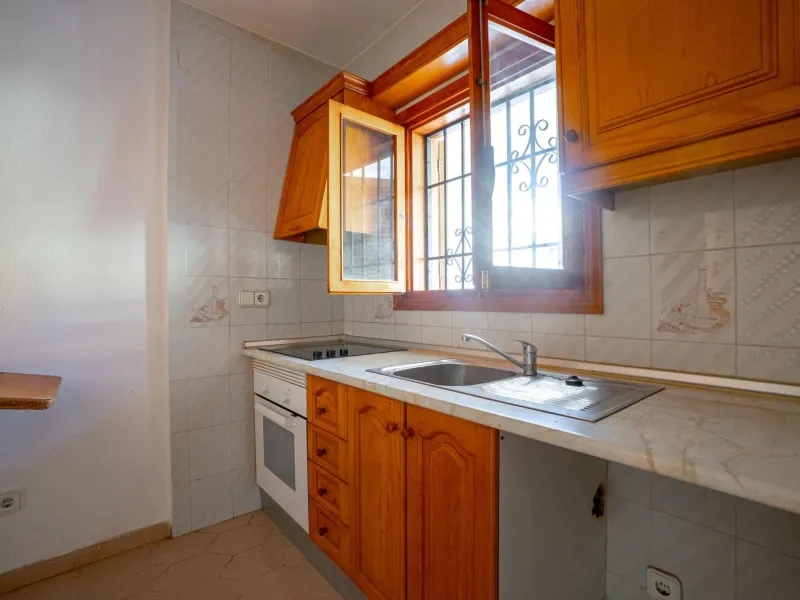 Bungalow on the ground floor with private garden and independent entrance in a residential complex with communal pool