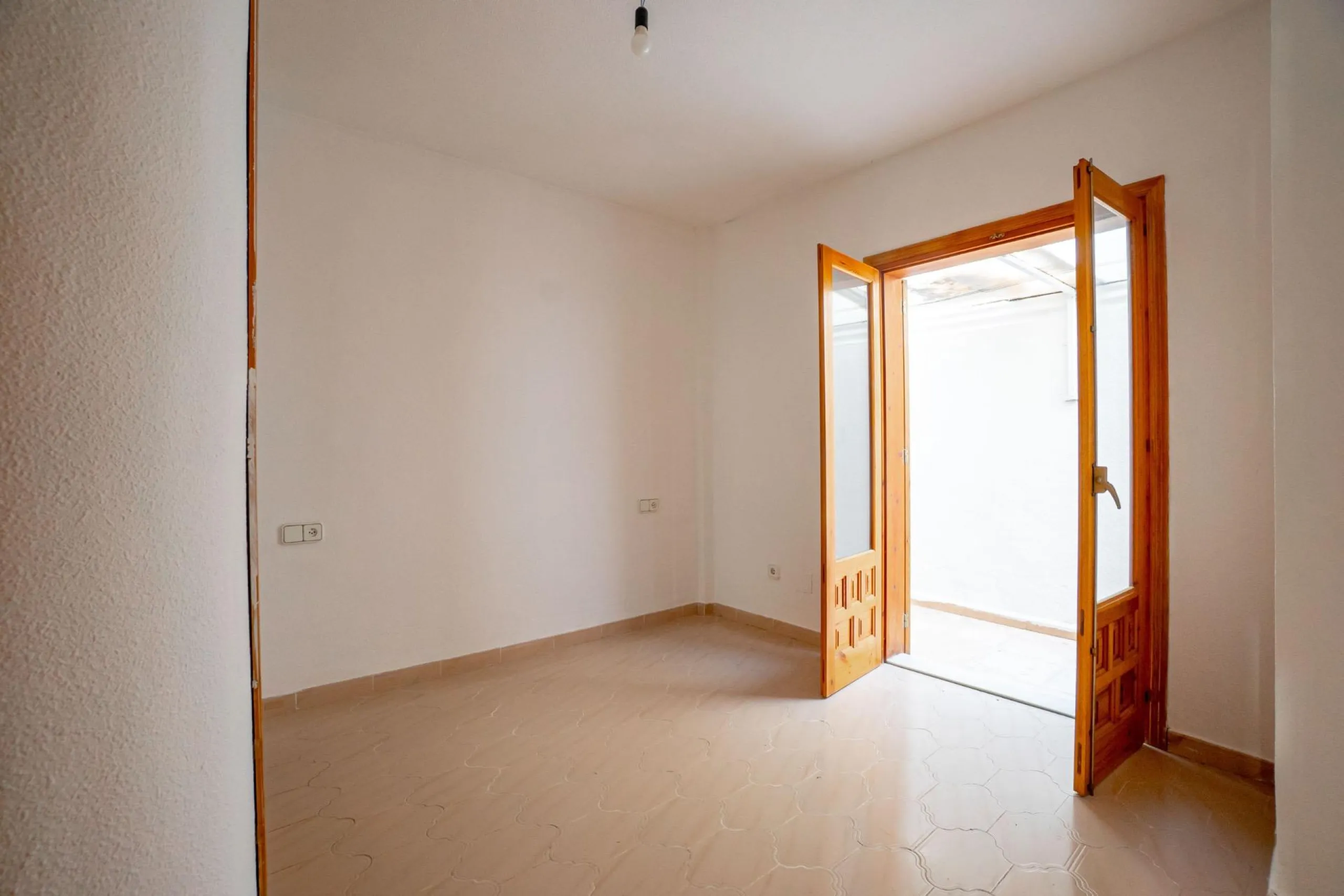 Bungalow on the ground floor with private garden and independent entrance in a residential complex with communal pool