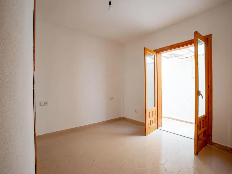 Bungalow on the ground floor with private garden and independent entrance in a residential complex with communal pool