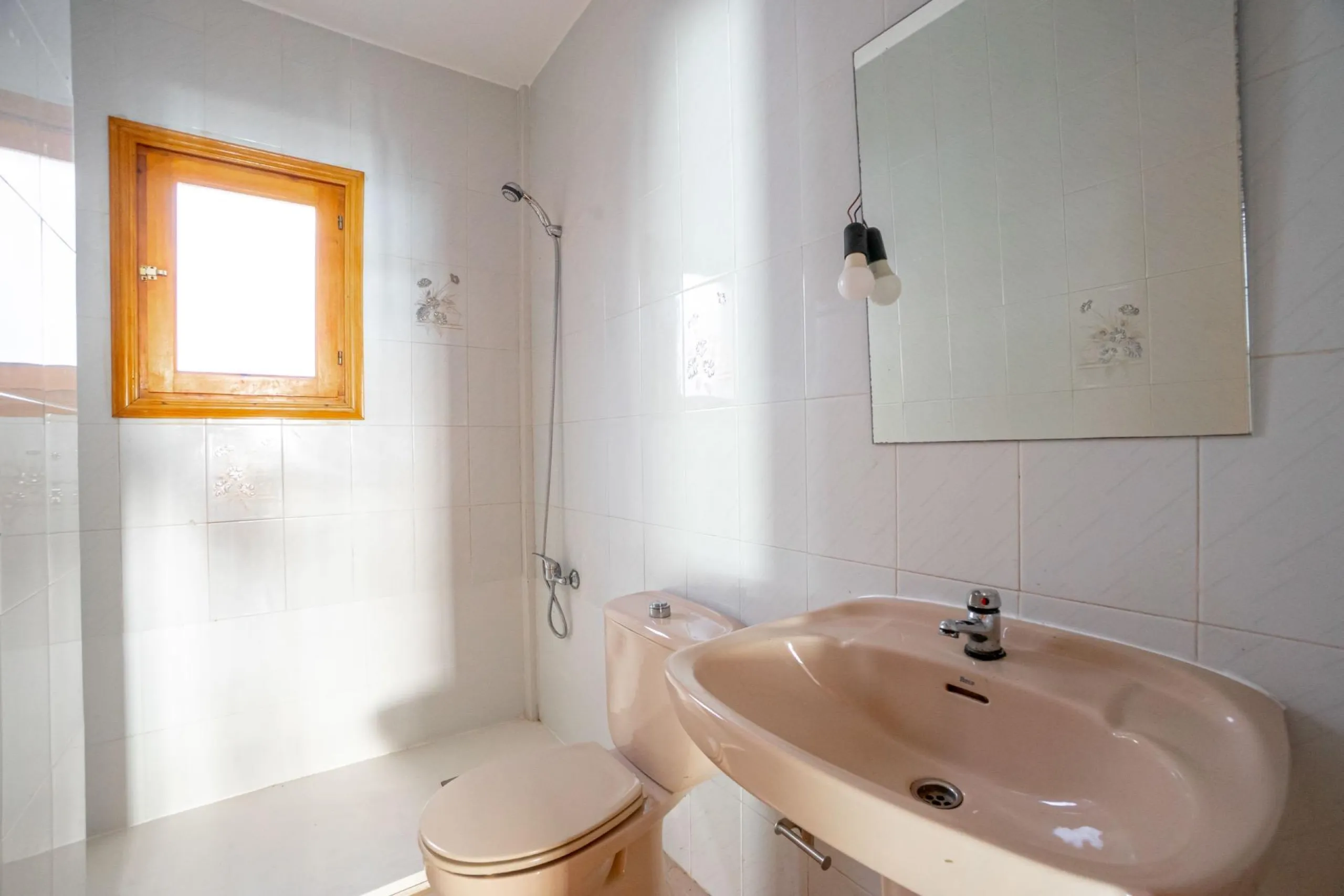 Bungalow on the ground floor with private garden and independent entrance in a residential complex with communal pool