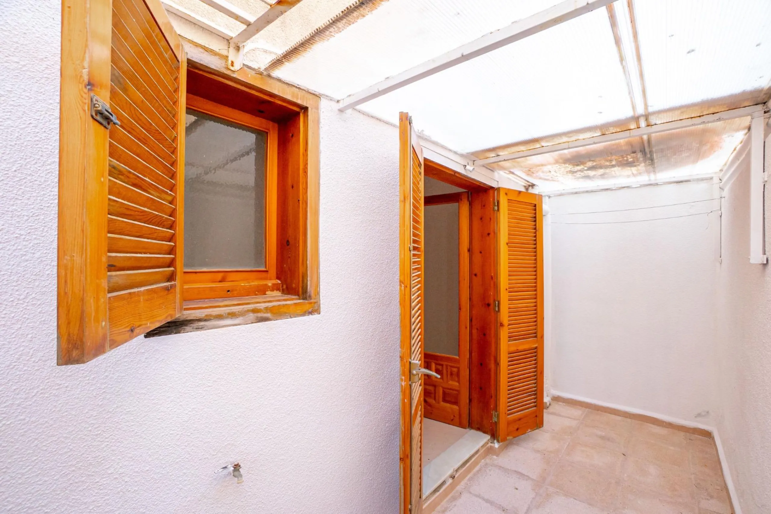 Bungalow on the ground floor with private garden and independent entrance in a residential complex with communal pool