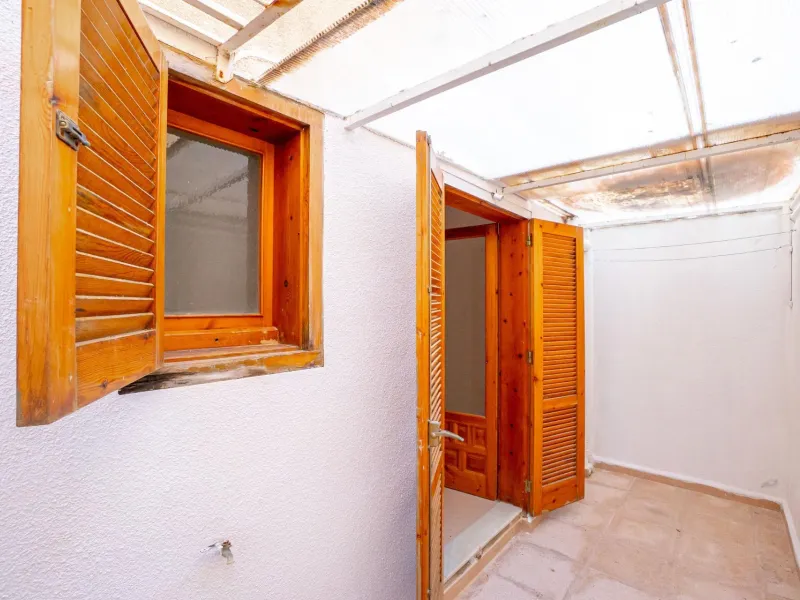 Bungalow on the ground floor with private garden and independent entrance in a residential complex with communal pool
