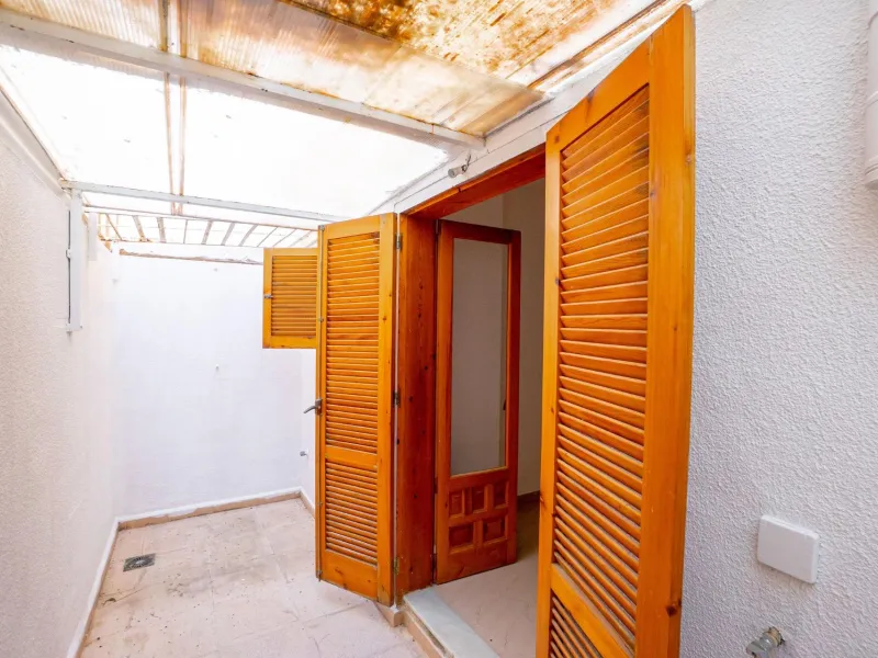 Bungalow on the ground floor with private garden and independent entrance in a residential complex with communal pool