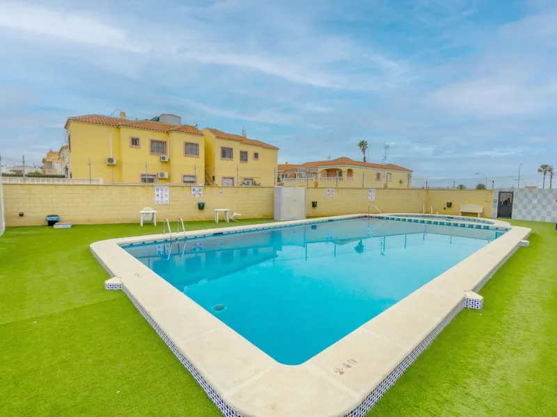 Bungalow on the ground floor with private garden and independent entrance in a residential complex with communal pool